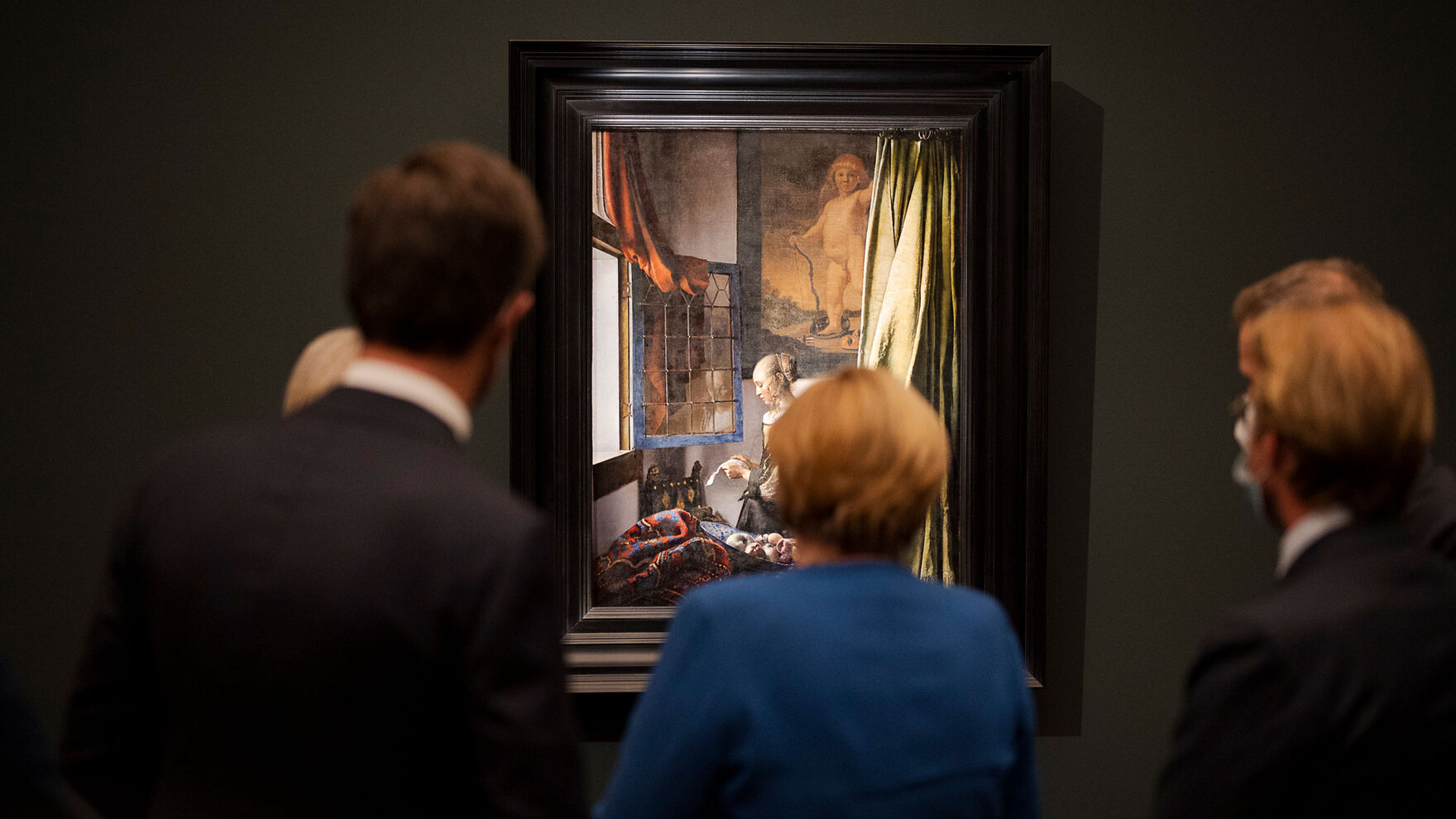Das Gemälde des briefelesenden Mädchens von Johannes Vermeer wird von mehreren Personen betrachtet.